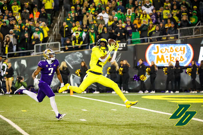 Dont'e Thornton catches a touchdown pass against the Washington Huskies during the 2022 season.